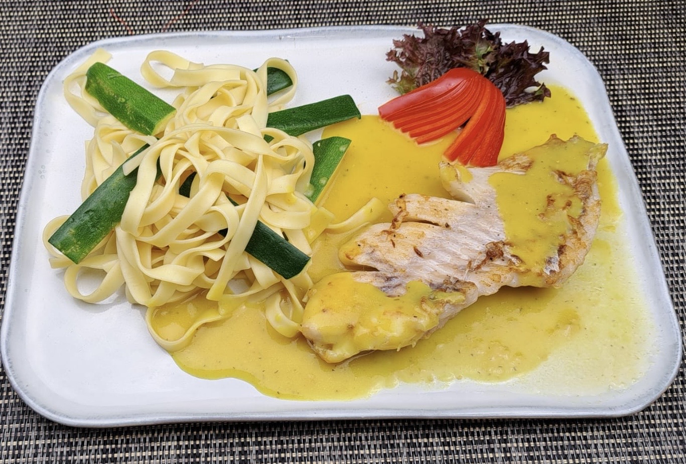 Fischfilet, auf Bandnudeln